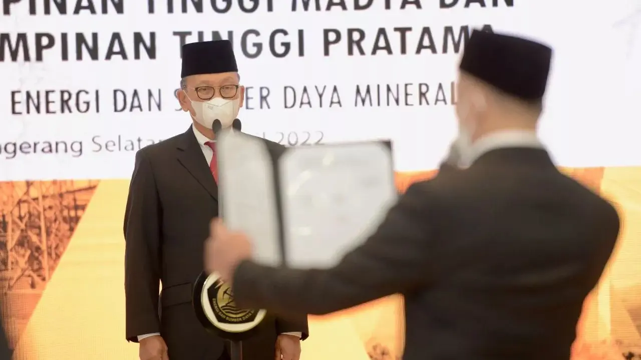 Menteri ESDM Arifin Tasrif melantik 26 orang Pejabat Pimpinan Tinggi Madya (Eselon I) dan Pejabat Pimpinan Tinggi Pratama (Eselon II) KESDM di Gedung Arsip ESDM, Tangerang Selatan, Senin (11/4/2022). (Dok Kementerian ESDM)