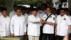 Ketua Umum Partai Gerindra Prabowo Subianto bersama Ketua Umum Partai Bulan Bintang (PBB) Yusril Ihza Mahendra memberikan keterangan pers seusai menggelar pertemuan membahas koalisi besar di Kertanegara, Jakarta, Kamis (6/4/2023). (Liputan6.com/Johan Tallo)
