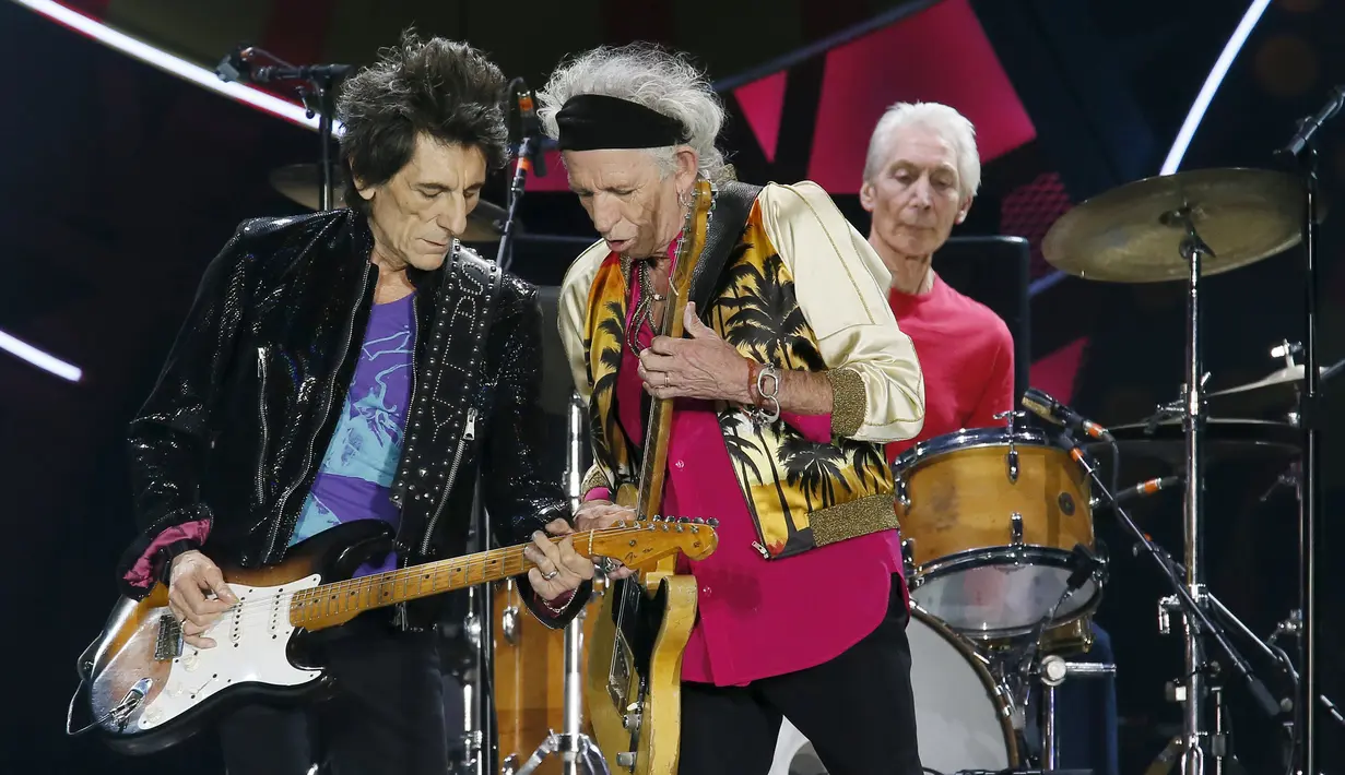 Aksi panggung personil The Rolling Stones Ronnie Wood dan Keith Richards psaat konser bertajuk "Amerika Latin Ole Tour" di Santiago, Chili (3/2). Fans diberikan kesempatan memilih satu lagu pada konser melalui polling online. (REUTERS/Rodrigo Garrido)