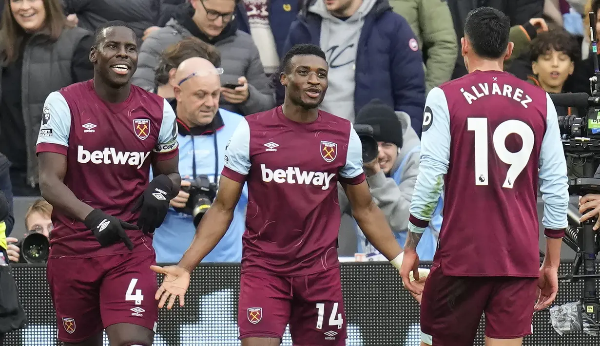 Selebrasi gelandang West Ham United, Mohammed Kudus (tengah) setelah mencetak gol kedua timnya ke gawang Manchester United pada laga pekan ke-18 Liga Inggris 2023/2024 di London Stadium, London, Sabtu (23/12/2023). (AP Photo/Kirsty Wigglesworth)