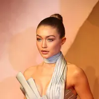 Gigi bercerita dirinya sudah mengidap sakit ini sejak dua tahun lalu. Ketika harus berlenggang di Victoria Secret, dirinya juga tidak ingin mengurangi berat badan yang berlebihan. (AFP/Bintang.com)