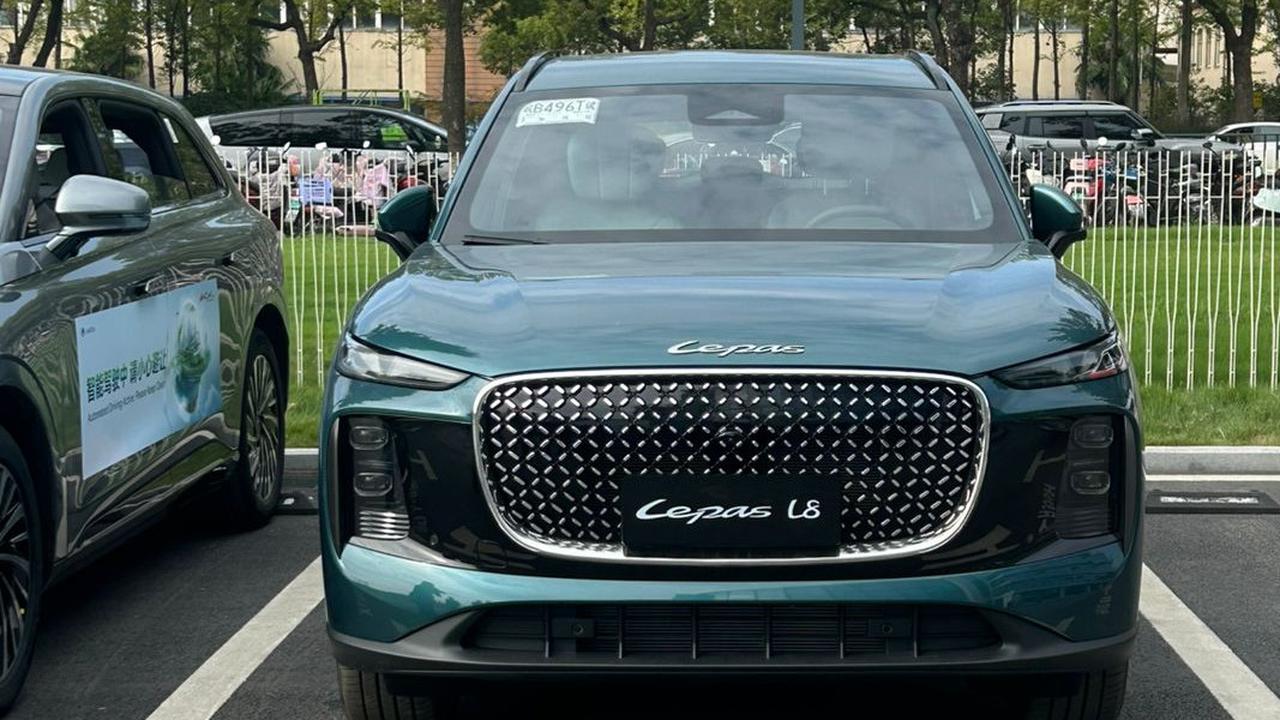 Canggih! Mobil LEPAS L8 Bisa Parkir Sendiri dan Tinggal Tekan Tombol di Remot