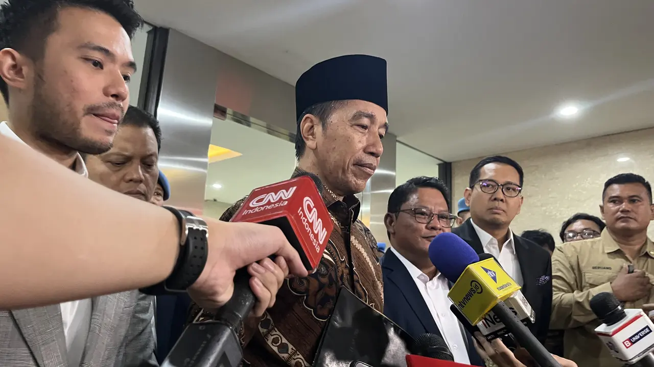 Presiden ke-7 Republik Indonesia Joko Widodo (Jokowi) di Mabes Polri, Jakarta, Selasa (20/4/2025) (Liputan6.com/Muhammad Radityo Priyasmoro)