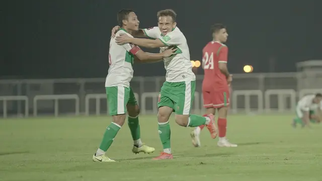 Dua pemain Timnas Indonesia, Evan Dimas (kiri) dan Egy Maulana Vikri ketika melawan Oman di Dubai, Uni Emirat Arab (UEA).
