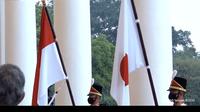 Bendera kedua negara, Jepang dan Indonesia sebagai simbol hubungan diplomatik. (Screenshot Youtube Sekretariat Presiden)