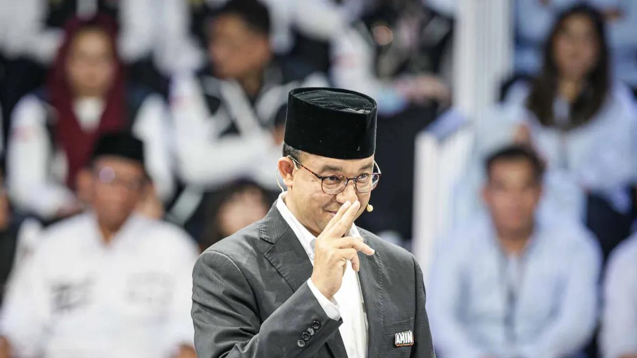 "Untung enggak ada meja di situ," katanya disambut tawa para ulama yang hadir.