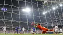 Kiper Real Madrid, Iker Casillas gagal menghalau bola tendangan penyerang Juventus, Alvaro Morata saat leg kedua semifinal Liga Champions di Stadion Santiago Bernabeu, Kamis (14/5/2015). Real Madrid bermain imbang 1-1 atas Juventus. (Reuters/Juan Medina)