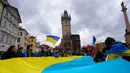 Orang-orang berkumpul di Alun-Alun Kota Tua untuk menandai peringatan satu tahun invasi besar-besaran Rusia ke Ukraina, Praha, Republik Ceko, 24 Februari 2023. (AP Photo/Petr David Josek)
