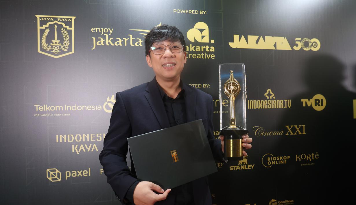 Yandy Laurens berfoto bersama Piala Citra FFI pada malam penganugerahan di Taman Ismail Marzuki (TIM) Jakarta pada Kamis (20/11/2025) malam. Yandy Laurens menyabet penghargaan Sutradara Terbaik dalam Festival Film Indonesia (FFI) 2025. (Kapanlagi.com/Budy Santoso)