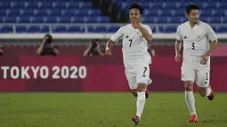 Jepang mampu unggul 2-0 pada babak pertama. Gol pembuka diciptakan oleh Takefusa Kubo (kiri) melalui bola rebound di dalam kotak pinalti pada menit ke-29. Lima menit kemudian, Hiroki Sakai mampu gandakan keunggulan lewat gol jarak dekat. (Foto: AP/Kiichiro Sato)