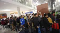 Penumpang mengantre cek in di counter Garuda pada penerbangan perdana di Terminal 3 Bandara Soekarno Hatta, Tangerang (9/8). Tepat pukul 00.01 WIB, AP II resmi mengoperasikan sebagian Terminal 3. (Liputan6.com/Immanuel Antonius).