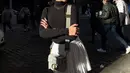 Tampil stylish dengan busana kasualnya, gaya Yoriko Angeline ini banyak menuai pujian dari para penggemarnya. Dalam setiap penampilannya, pemeran Wati dalam film Dilan ini kian hari semakin menawan. Gayanya pun tampil semakin lebih dewasa dari kesan anak SMA saat berperan menjadi Wati. (Liputan6.com/IG/@yorikooangln_)