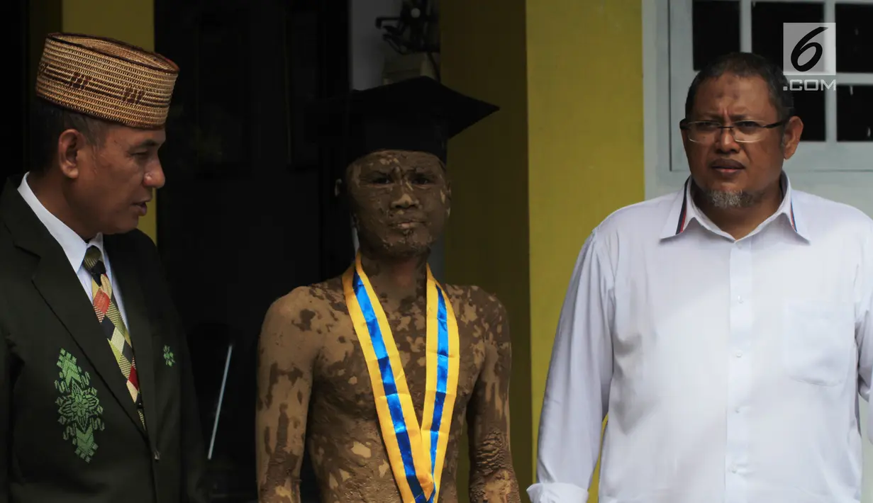 Pimpinan yayasan maupun rektorat UniversItas Gorontalo melepas Indra Nodu untuk melakukan aksi jalan kaki dari kampus ke rumahnya di Desa Posso, Gorontalo Utara, 4 Agustus 2018. Indra Nodu berjalan kaki sejauh 60 kilometer. (Liputan6.com/Arfandi Ibrahim)