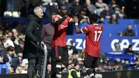 Gelandang Manchester United, Paul Pogba menggantikan rekan setimnya Fred saat bertanding melawan Everton selama pertandingan lanjutan Liga Inggris di Goodison Park, di Liverpool, Inggris, Sabtu (9/4/2022). Everton menang atas Manchester United 1-0.  (AP Photo/Rui Vieira)