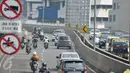 Rambu larangan melitas untuk sepeda motor di JLNT Casablanca, Jakarta, Kamis (23/4). Meski ada rambu larangan melintas, sejumlah pengedara motor tetap nekat melintasi jalan layang tersebut. (Liputan6.com/Yoppy Renato)
