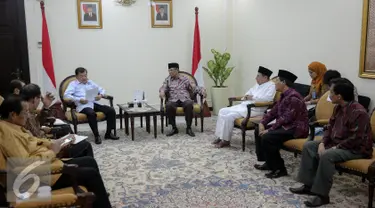 Suasana pertemua antara Wakil Presiden Jusuf Kalla berbincang dengan Sekjen International Conference for Islamic Scholars (ICIS), KH Hasyim Muzadi di Kantor Wakil Presiden, Jakarta, Senin (26/10/2015). (Liputan6.com/Faizal Fanani)