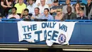 Spanduk dukungan untuk pelatih Chelsea dalam laga Liga Premier Inggris di Stadion Stamford Bridge, London, Sabtu (31/10/2015). (Reuters/ Philip Brown)
