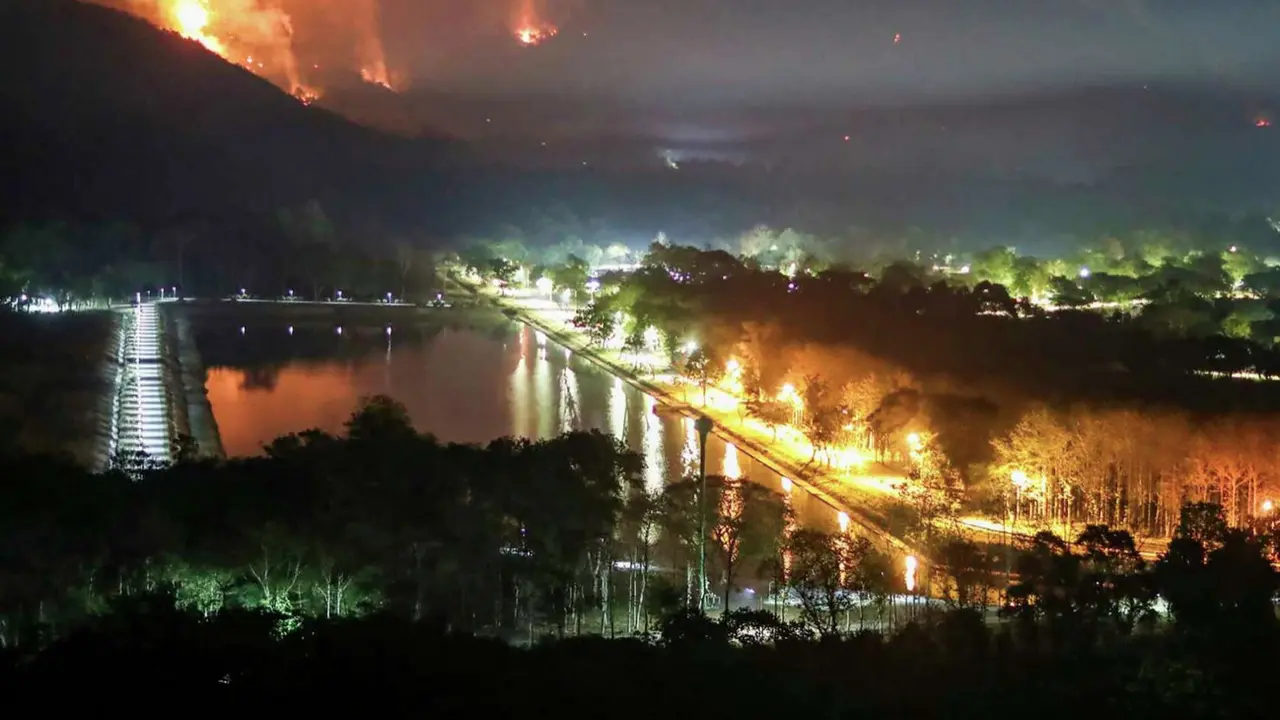 Api dan asap mengepul dari kebakaran hutan di provinsi Nakhon Nayok, 114 kilometer timur laut Bangkok. Thailand, Kamis pada hari Kamis (30/3/2023).
