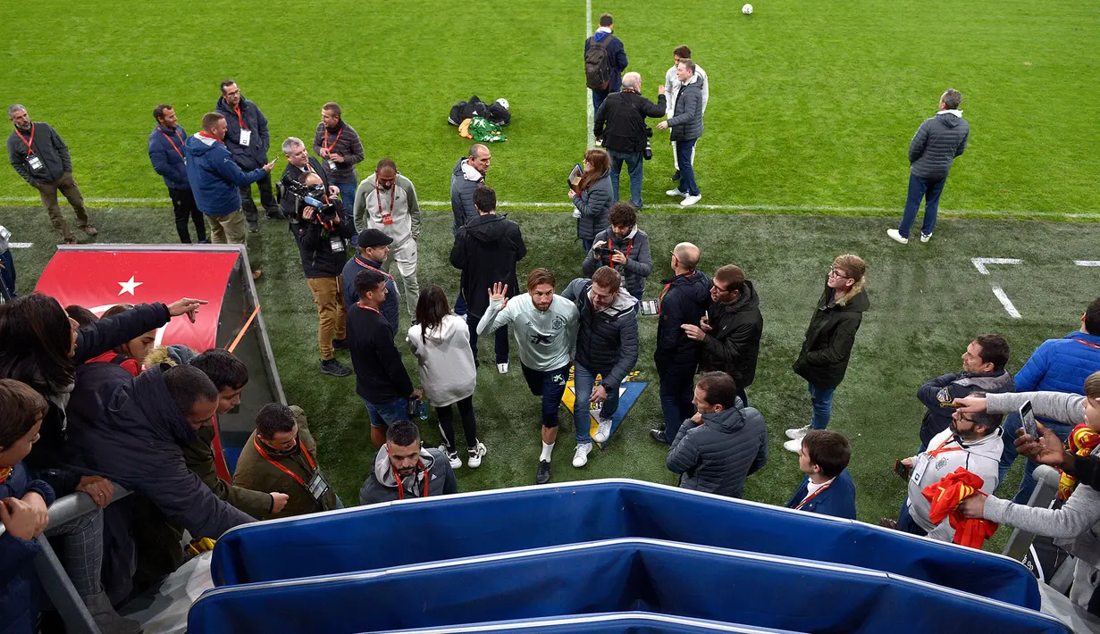 Bek Spanyol, Sergio Ramos menyapa fans setelah mengikuti latihan tim di stadion Ramon de Carranza di Cadiz (14/11/2019). Spanyol akan bertanding melawan Malta pada Grup F Kualifikasi Piala Eropa 2020. (AFP Photo/Cristina Quicler)
