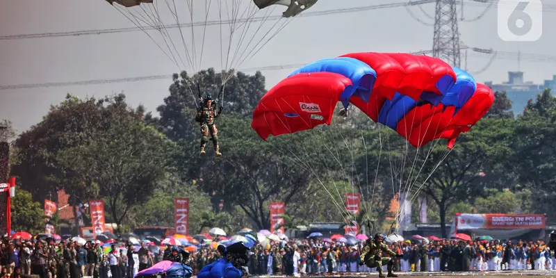 Atraksi Terjun Payung dan Bela Diri Meriahkan HUT ke-74 TNI