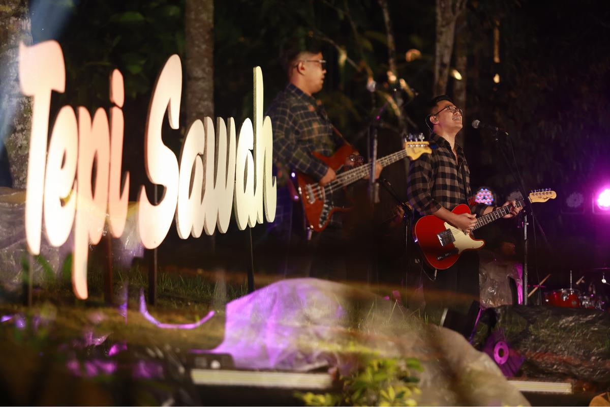 Musik Tepi Sawah yang digelar di halaman penginapan Teras Ijen di Desa Segobang, Kecamatan Licin Banyuwangi