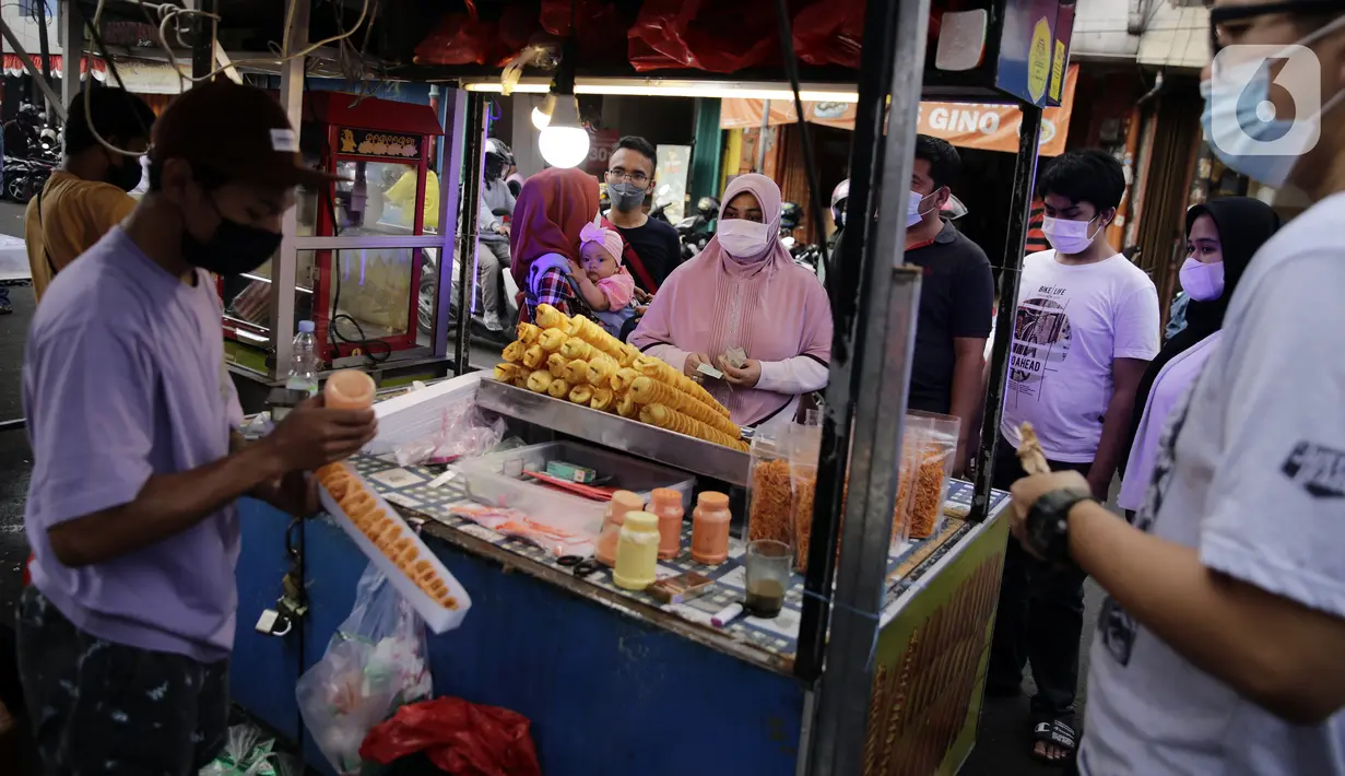 Pembeli antre membeli dagangan PKL di kawasan Pasar Lama Tangerang, Banten, Sabtu (18/9/2021). Menko Perekonomian Airlangga Hartarto mengatakan Presiden Joko Widodo akan meluncurkan program Bantuan Langsung Tunai (BLT) untuk 1,2 juta PKL dan pemilik warteg. (Liputan6.com/Angga Yuniar)