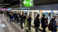 Orang-orang mengantre di depan pusat vaksinasi kecil departemen kesehatan setempat di Frankfurt, Jerman, Senin (15/11/2021). Jumlah infeksi Corona Covid-19 kembali meningkat di Jerman. (AP Photo/Michael Probst)