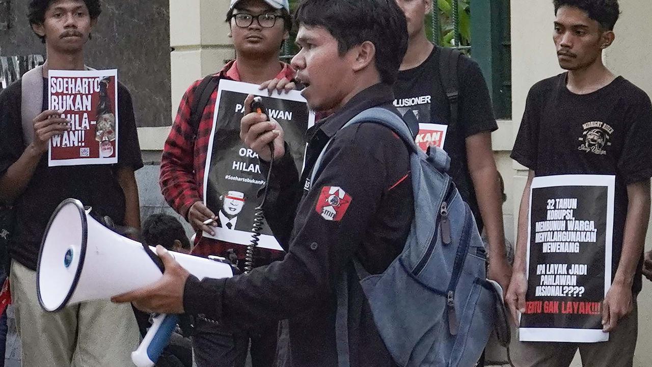 FOTO: Aktivis Gelar Aksi Tolak Penganugerahan Gelar Pahlawan untuk Soeharto