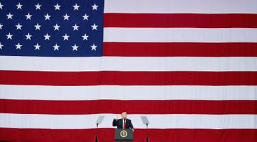 Presiden Amerika Serikat, Donald Trump menyampaikan pidato dalam Jambore Nasional 2017 di Summit Bechtel National Scout Reserve, Virginia Barat, AS, (24/7). Ribuan anggota Pramuka dari seluruh AS mengikuti Jambore Nasional ke-19. (AP Photo/Steve Helber)