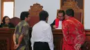 Tim Kuasa hukum mantan Dirjen Pajak Hadi Poernomo merasa keberatan dengan waktu penundaan selama dua pekan oleh PN Jakarta Selatan, Senin (30/3/2015).Sidang ditunda akibat tim Biro Hukum KPK tidak menghadiri persidangan.(Liputan6.com/Yoppy Renato)