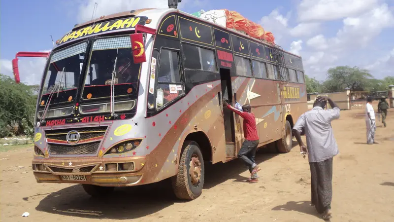 Bus yang ditumpangi korban tewas oleh militan Al-Shabaab. (Reuters)