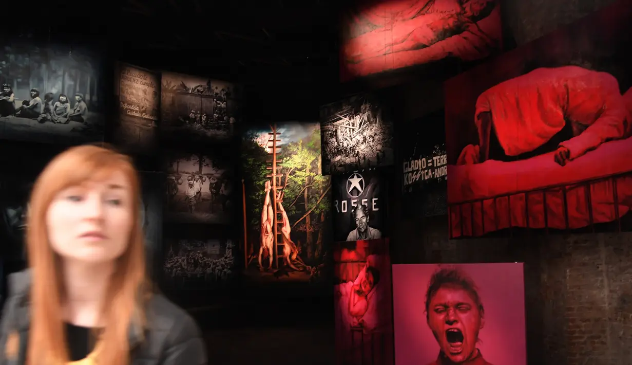 Karya seni berjudul 'Subaltern Portraits Gallery' buatan seniman Chile Voluspa Jarpa terlihat saat pratinjau pers menjelang pembukaan pameran International Venice Biennale di Venesia, Italia, Rabu (8/5/2019). (TIZIANA FABI/AFP)
