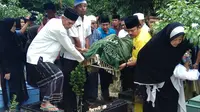 Isak tangis mewarnai proses pemakaman presenter acara Dr Oz Indonesia, dr Ryan Thamrin di Pekanbaru, Riau. (Liputan6.com/M Syukur)