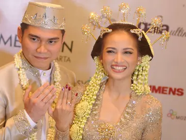 Acha Septriasa dan Vicky Kharisma memperlihatkan cincin kawin mereka usai melakukan akad nikah, Minggu,Jakarta (11/12). Kepada awak media, Vicky mengungkapkan awal hubungannya dengan Acha yang bermula dari pertemanan. (Liputan6.com/Helmi Afandi) 