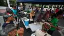 Sejumlah fakir miskin dan dhuafa mengantre untuk menikmati makanan gratis di warung tenda Shodaqoh, di kawasan titik nol Km Yogyakarta, Jumat (8/4). Warung ini hanya buka setiap hari Jumat pada pukul 11.00-13.00 WIB. (Foto: Boy Harjanto)