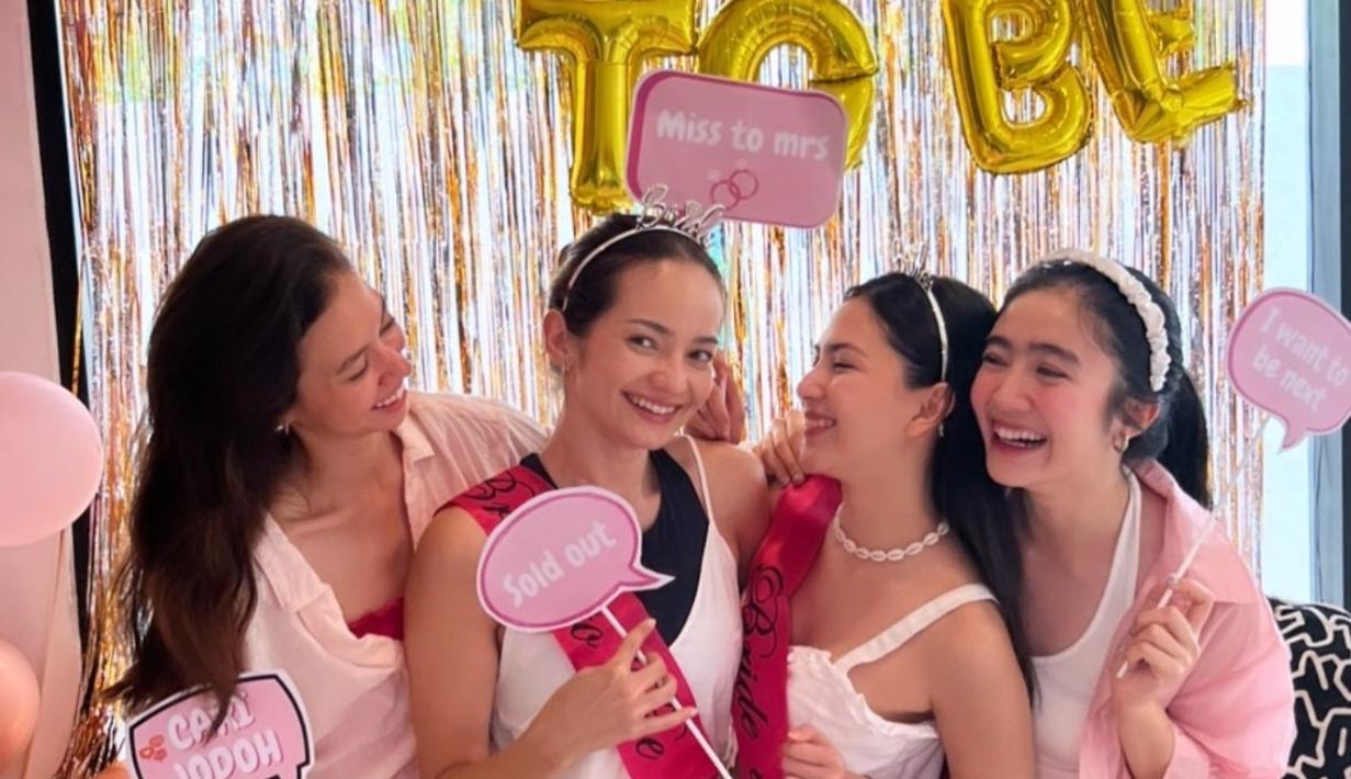 Inilah foto kiriman Jessica Mila yang kini juga sudah menjadi istri Yakub Hasibuan. Foto kenangan saat menjadi bridesmaid ini jadi ucapan selamat untuk Enzy Storia yang sudah genap berusia 31 tahun. ‘Happy birthday sayangku cintaku Enzy Storia,’ tulis Jessica Mila. (Liputan6.com/IG/@jscmila)