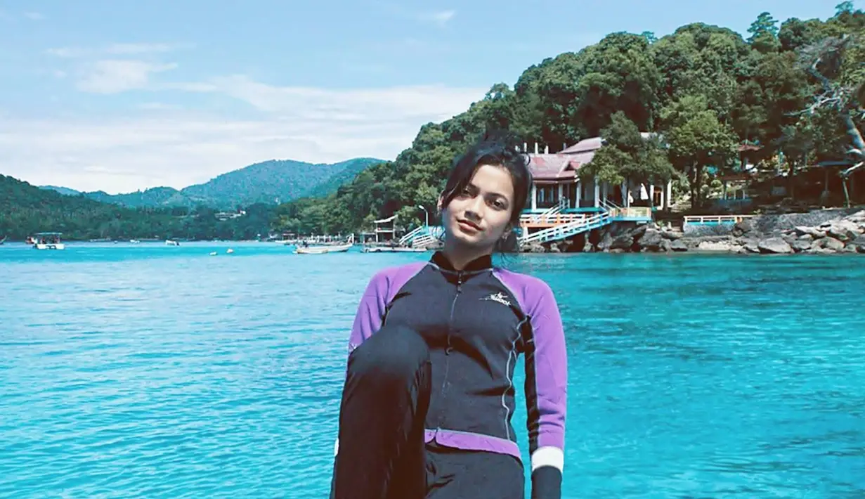 Bagi pecinta snorkling, melihat keindahan bawah air tentu menjadi kebahagiaan tersendiri. Seperti yang dilakukan oleh Ratu Sofya saat liburan ke Pulau Rubiah yangt terletak di Sabang, Aceh. Tampil lengkap dengan busana menyelap, ia pun membagikan potret keindahan alam yang berada di ujung Indonesia. (Liputan6.com/IG/@ratusfy_)