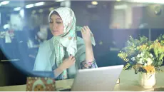 Modifikasi hijab memiliki beragam bentuk. Salah satunya aplikasi hijab segi empat yang bisa dipakai saat bekerja ke kantor.