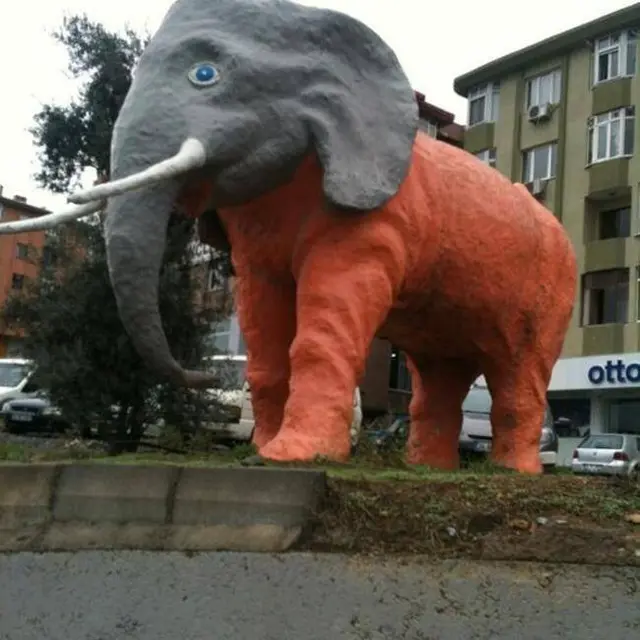 7 Potret Nyeleneh Patung Gajah Ini Bikin Bingung