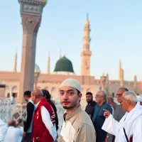 Potret Bryan Domani saat Umrah