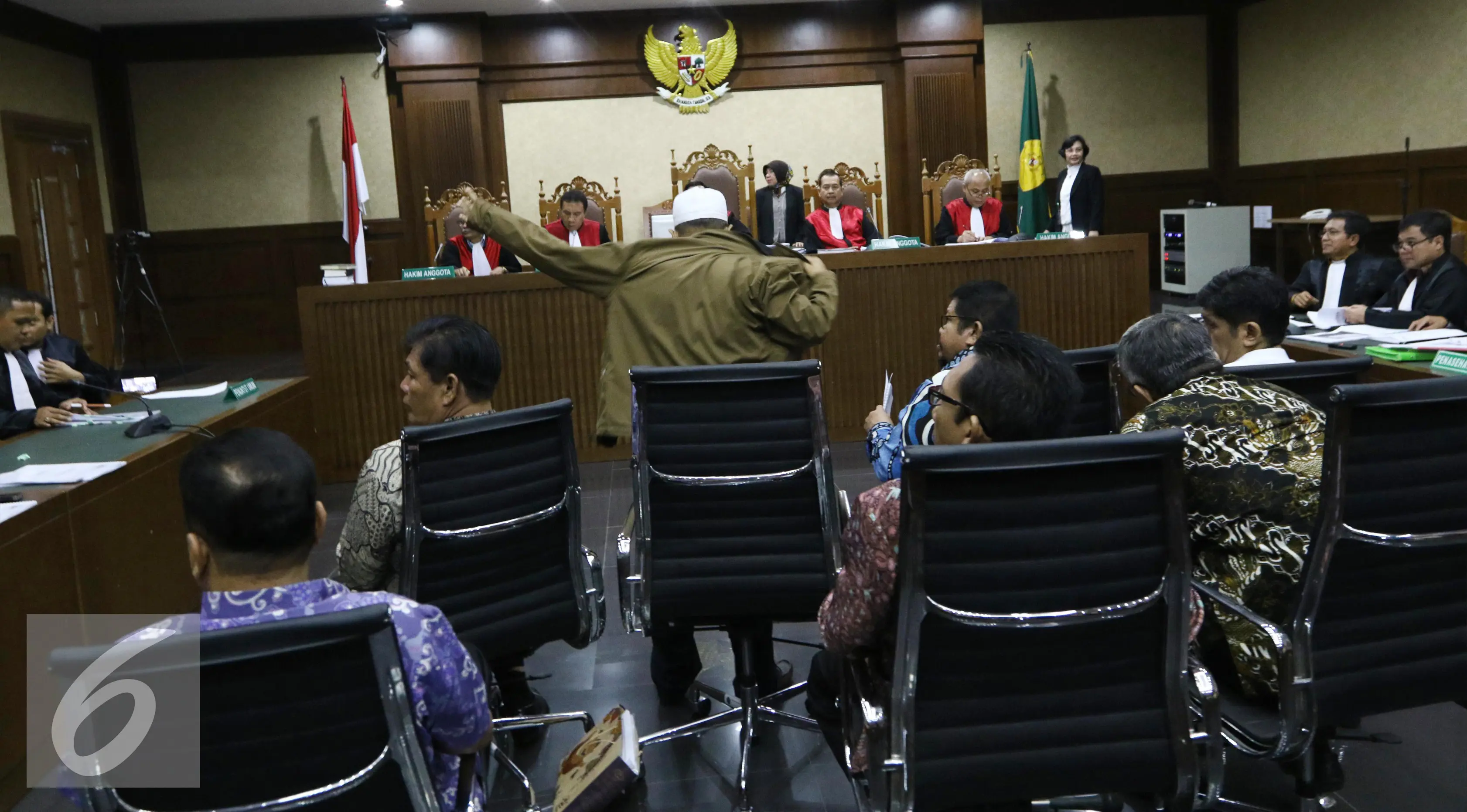 Suasana setelah sidang tujuh anggota DPRD Provinsi Sumatera Utara (Sumut) kasus suap dari Gatot Pujo Nugroho di pengadilan Tipikor, Jakarta,  Rabu (26/10). (Liputan6.com/Helmi Affandi)