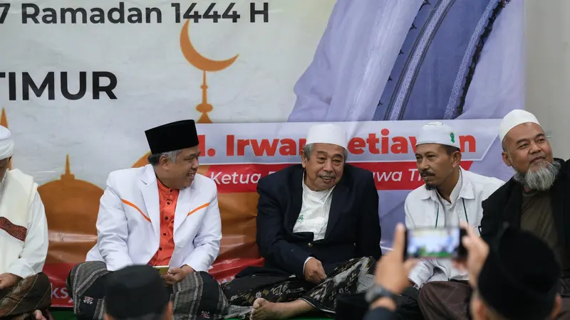 Kiai Ghozi Wahib Wahab bersama Kang Irwan Ketua PKS Jatim saat peringatan Nuzulul Quran di DPW PKS Jatim.(Istimewa).