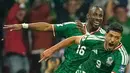 Pemain Meksiko Raul Jimenez merayakan gol kedua bersama Julian Quinones selama pertandingan sepak bola babak 32 Piala Dunia antara Meksiko dan Ekuador di Mexico City, Selasa, (30/06/2026). (AP Photo/Natacha Pisarenko)