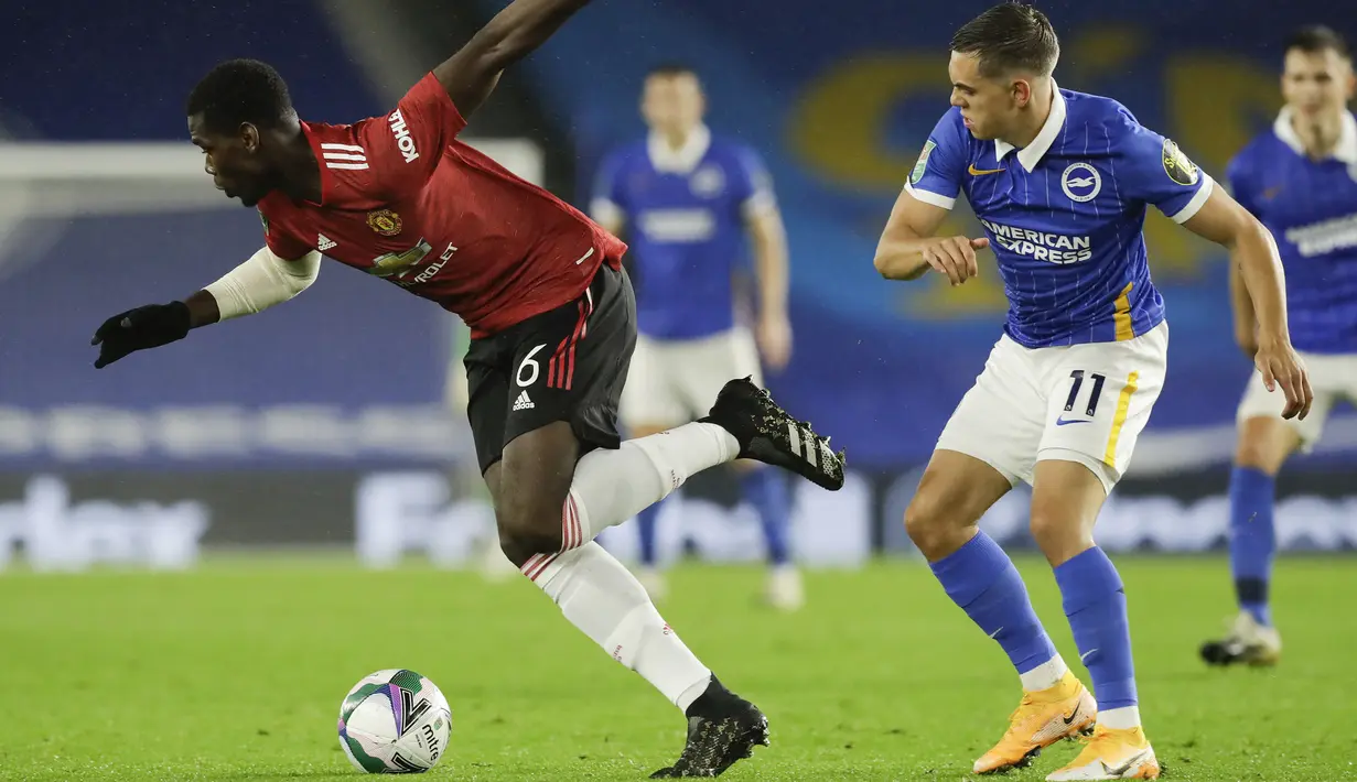 Gelandang Manchester United, Paul Pogba, berusaha melewati pemain Brighton pada laga Carabao Cup di Stadion Falmer, Kamis (1/10/2020) dini hari WIB. Manchester United menang 3-0 atas Brighton. (Matt Dunham/Pool via AP)
