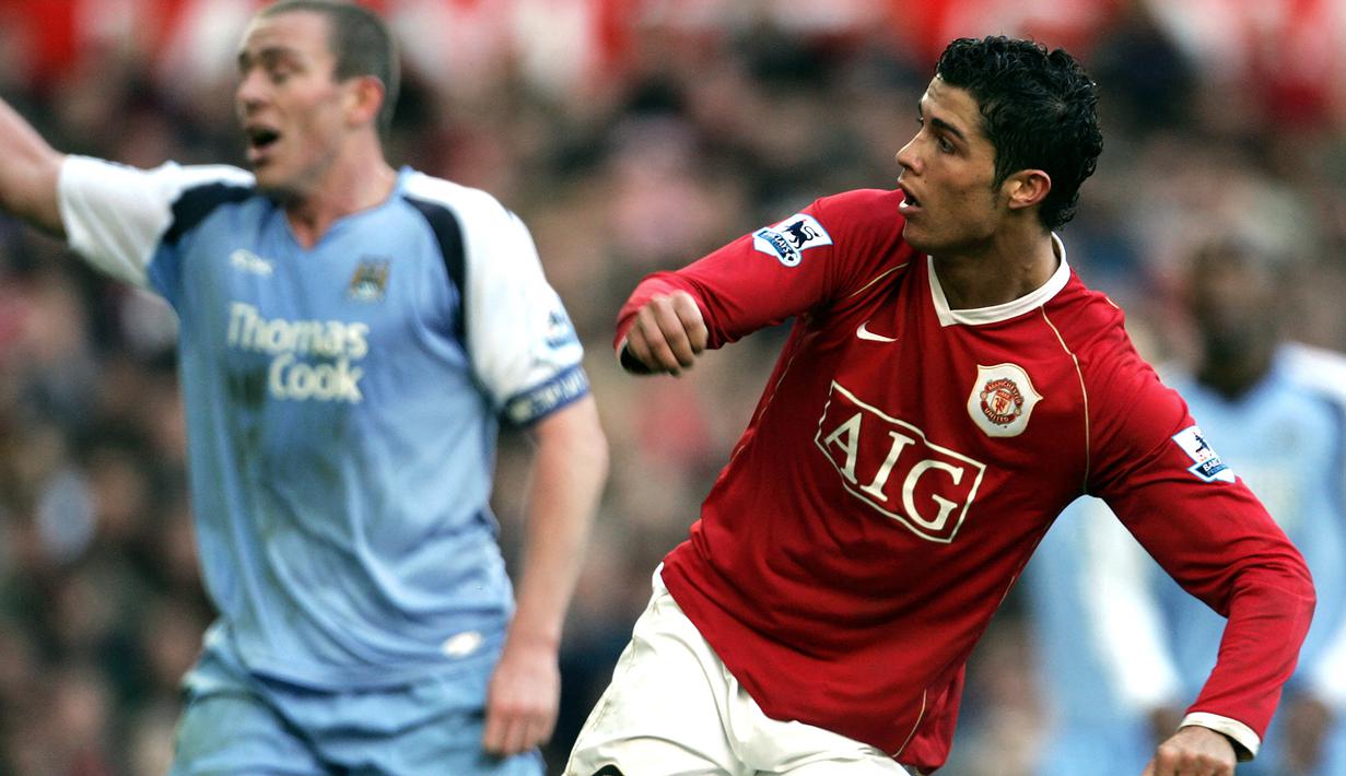 Sedangkan gol debutnya saat Derby Manchester di Liga Inggris terjadi saat Manchester United menang 3-1 atas tamunya Manchester City di pekan ke-17 Liga Inggris musim 2006/2007, 9 Desember 2006. Cristiano Ronaldo menyumbang 1 gol dan 1 assist dalam laga tersebut. (AFP/Paul Ellis)