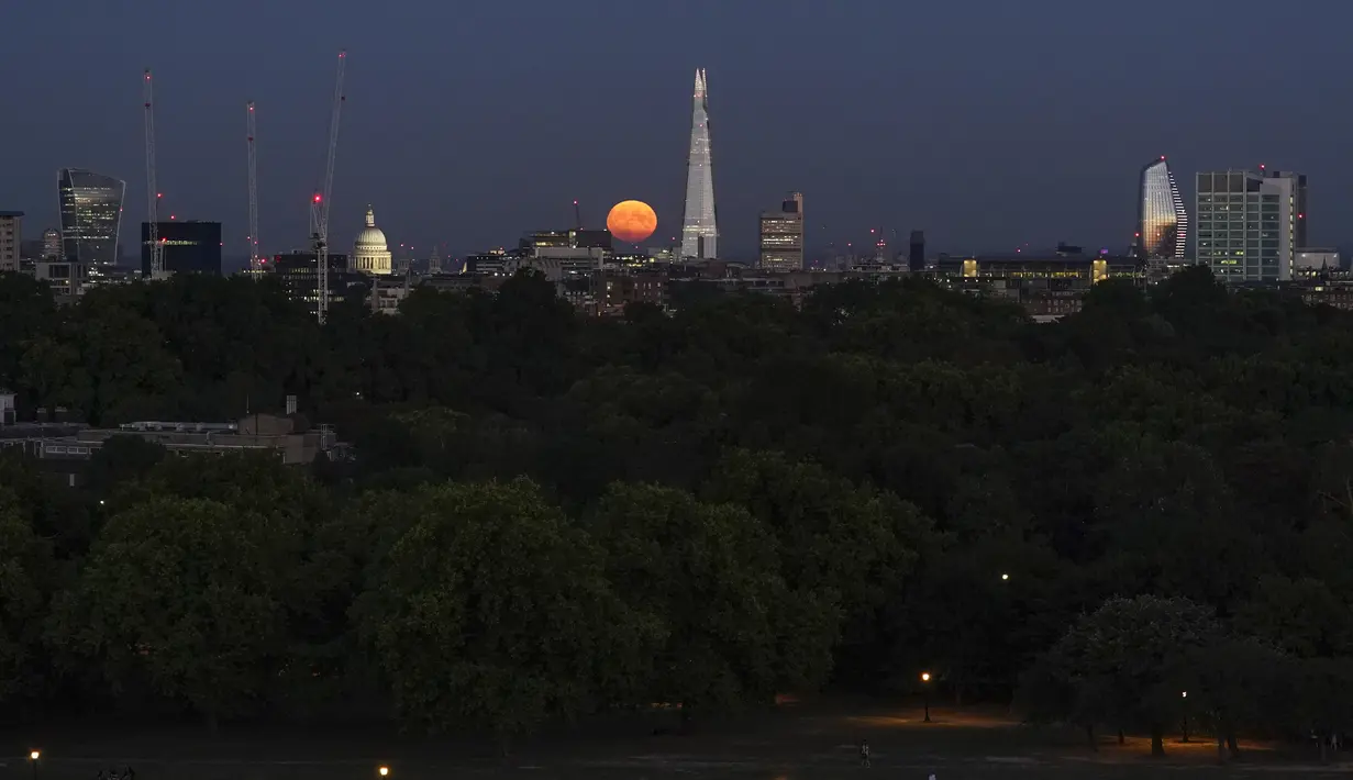<p>Super Moon terbit di belakang The Shard, di London, Inggris, Kamis (11/8/2022). Bulan Purnama Agustus 2022 akan menjadi fenomena Supermoon terakhir tahun ini. Bulan Purnama Agustus dijuluki "Sturgeon Moon". (AP Photo/Alberto Pezzali)</p>