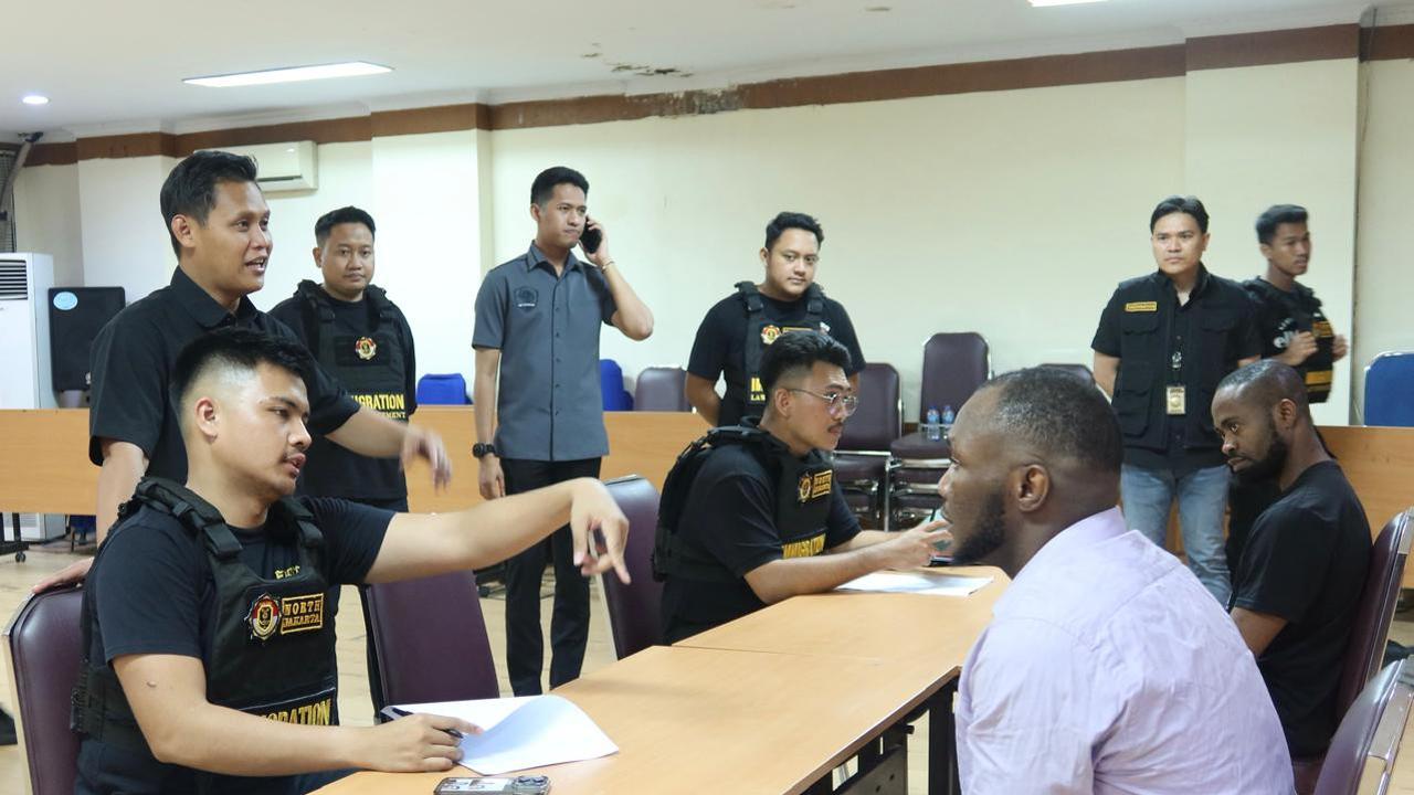 Seksi Intelijen dan Penindakan Keimigrasian Kantor Imigrasi Kelas I TPI Jakarta Utara berhasil mengamankan 12 WN Nigeria yang diduga telah overstay, menyalahgunakan Izin Tinggal, bahkan melakukan tindakan Scamming (Istimewa)