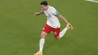 Striker Polandia, Robert Lewandowski, melakukan selebrasi usai mencetak gol ke gawang Arab Saudi pada laga Piala Dunia di Stadion Education City, Qatar, Sabtu (26/11/2022). (AP/Themba Hadebe)