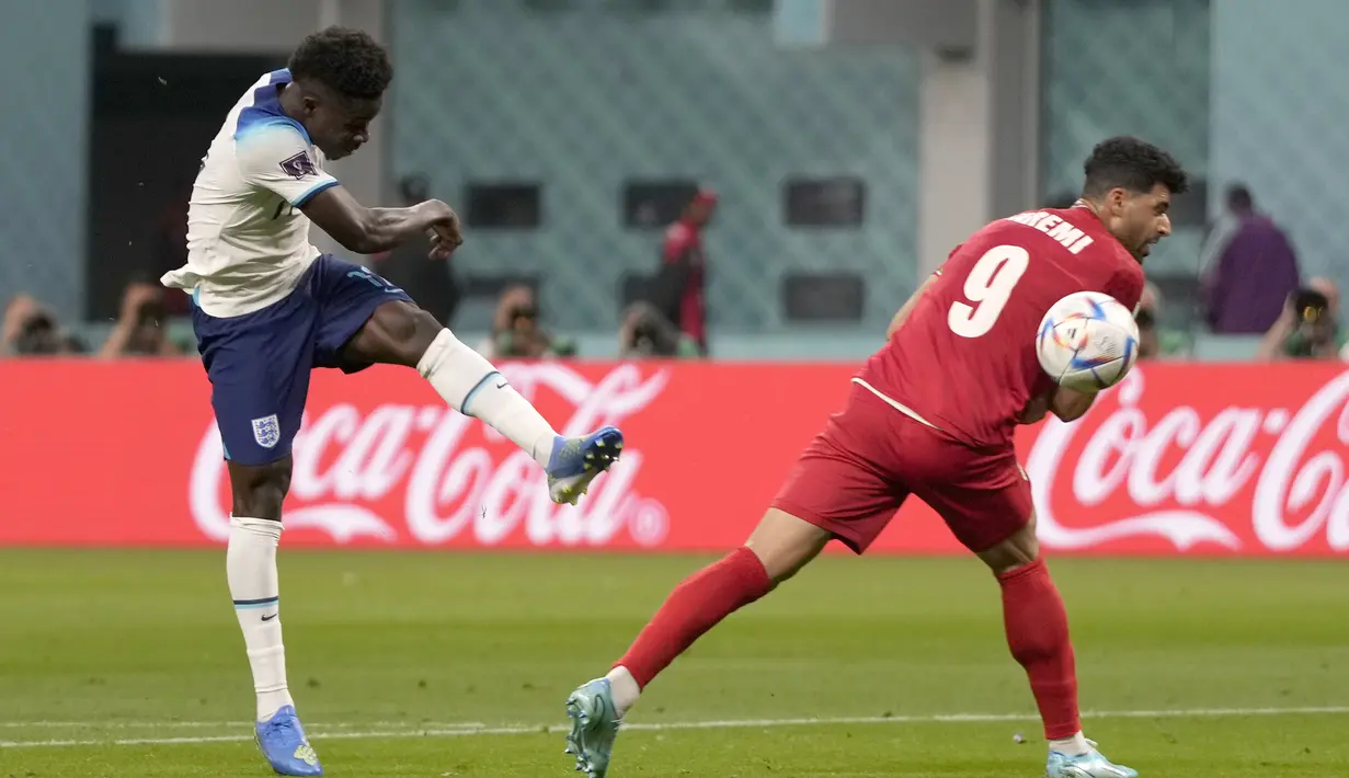 Bukayo Saka. Sayap kanan Timnas Inggris berusia 21 tahun ini mencetak brace di Piala Dunia 2022 pada laga matchday pertama di Grup B menghadapi Iran (20/11/2022). Pada laga yang dimenangi Inggris 6-2 tersebut, Bukayo Saka mencetak dua golnya pada menit ke-43 dan 62. Pada matchday kedua saat menghadapi Amerika Serikat (25/11/2022) ia gagal menyumbang gol dalam laga yang berkesudahan imbang 0-0. (AP/Frank Augstein)