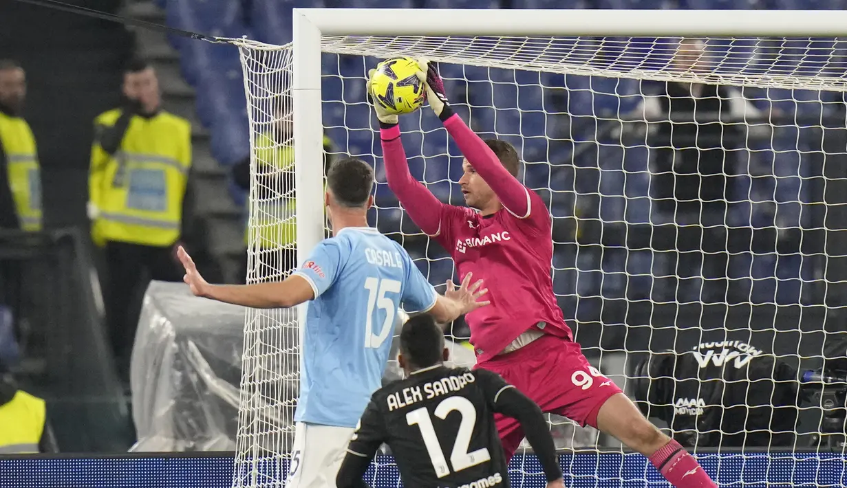 Kiper Lazio, Ivan Provedel menangkap bola dari ancaman bek Juventus, Alex Sandro pada laga pekan ke-29 Liga Italia 2022/2023 di Olimpico Stadium, Roma, Minggu (9/4/2023) dini hari WIB. (AP Photo/Alessandra Tarantino)